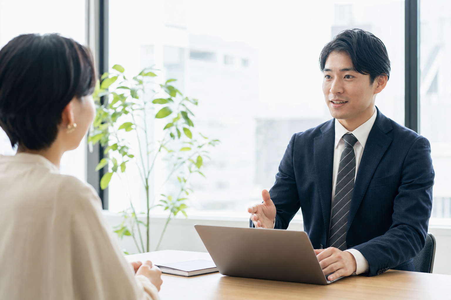 渋谷デジタル株式会社 - 顧客との落ち着いた打ち合わせ風景