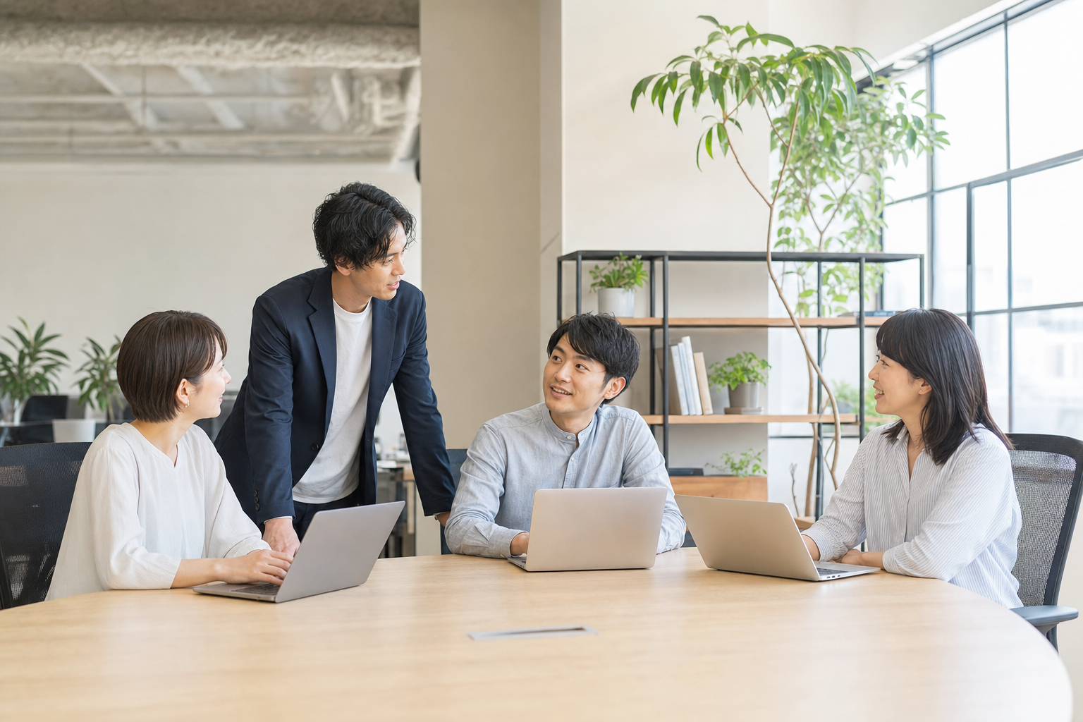 渋谷デジタル株式会社 - 専門スタッフが連携して業務を進める場面
