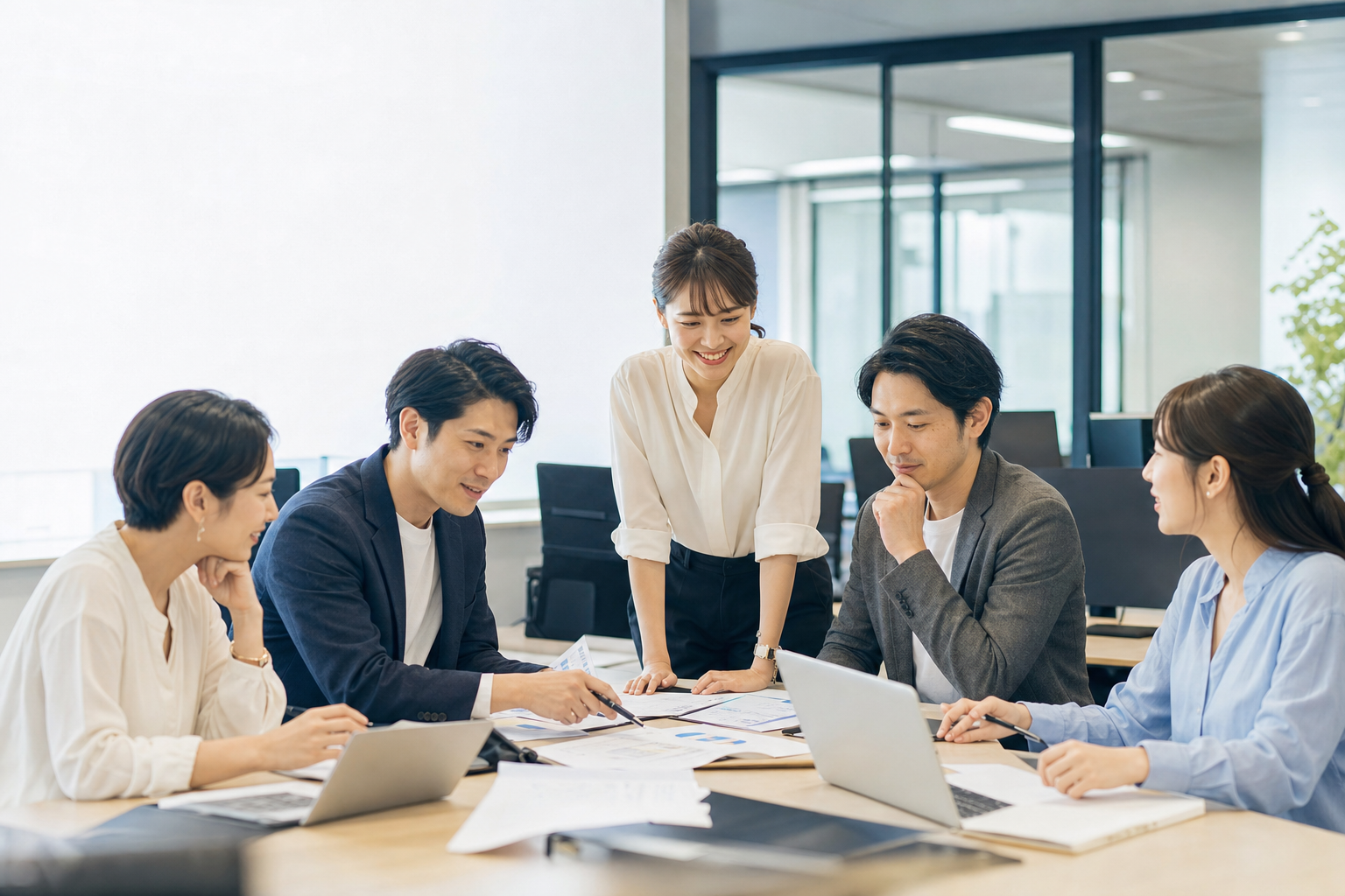 渋谷デジタル株式会社 - 専門スタッフが連携して業務を進める場面