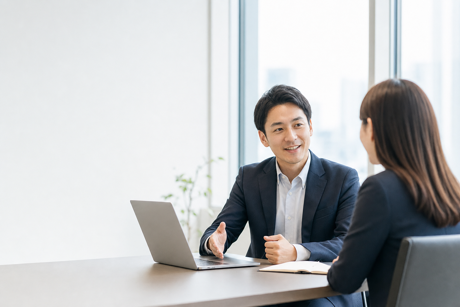 お問い合わせ内容を確認するためのノートとノートパソコン