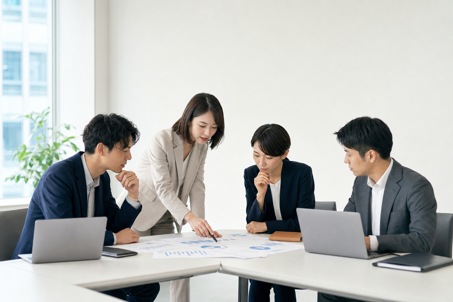 目的に沿って情報を確認する手順を示すデスク上の資料