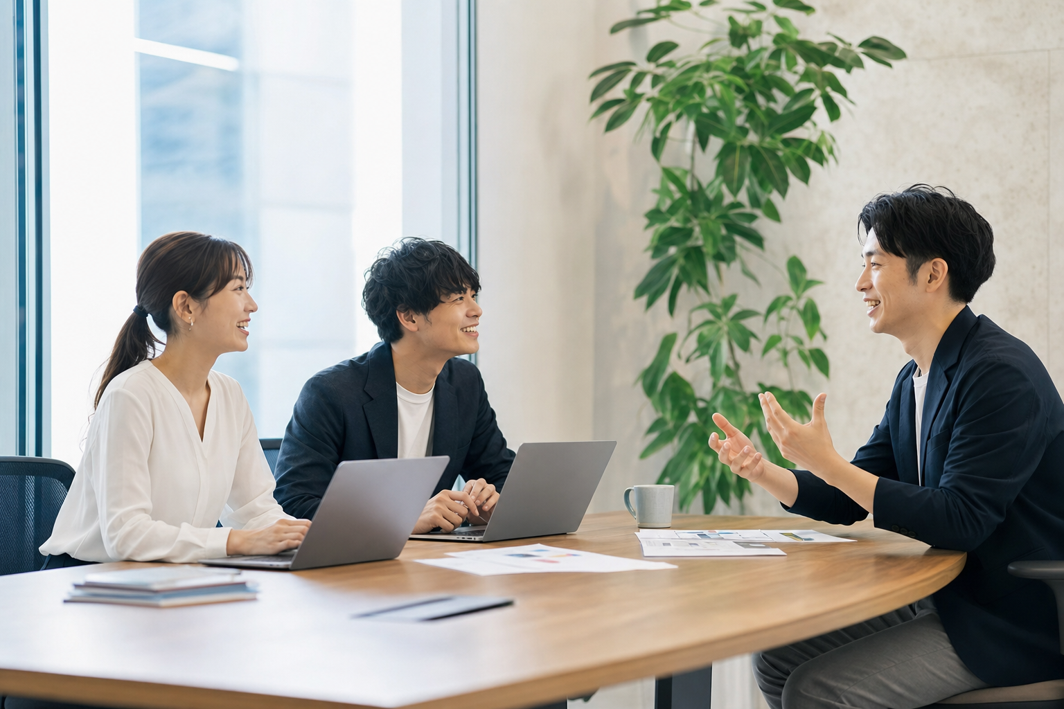 サービス情報を整理する書類とノートパソコン