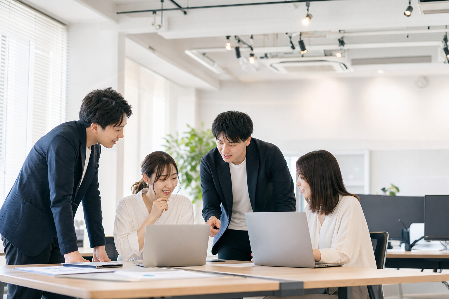 明るい室内で情報を確認するチームの様子