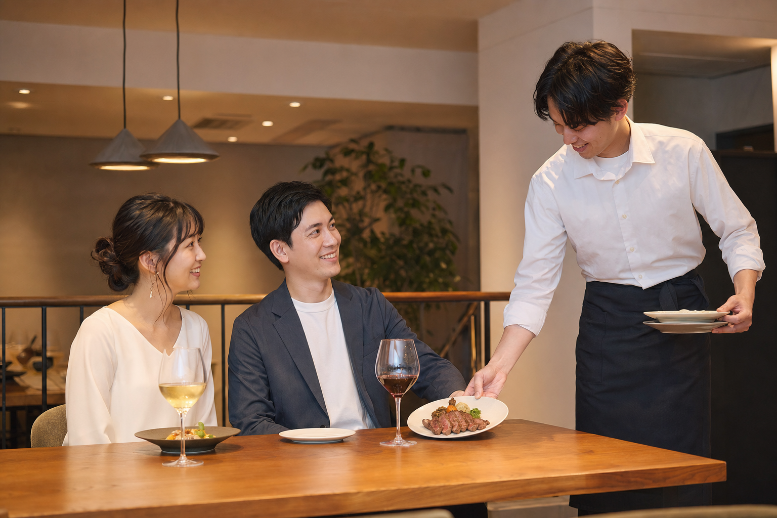 落ち着いたカウンターに用意された料理