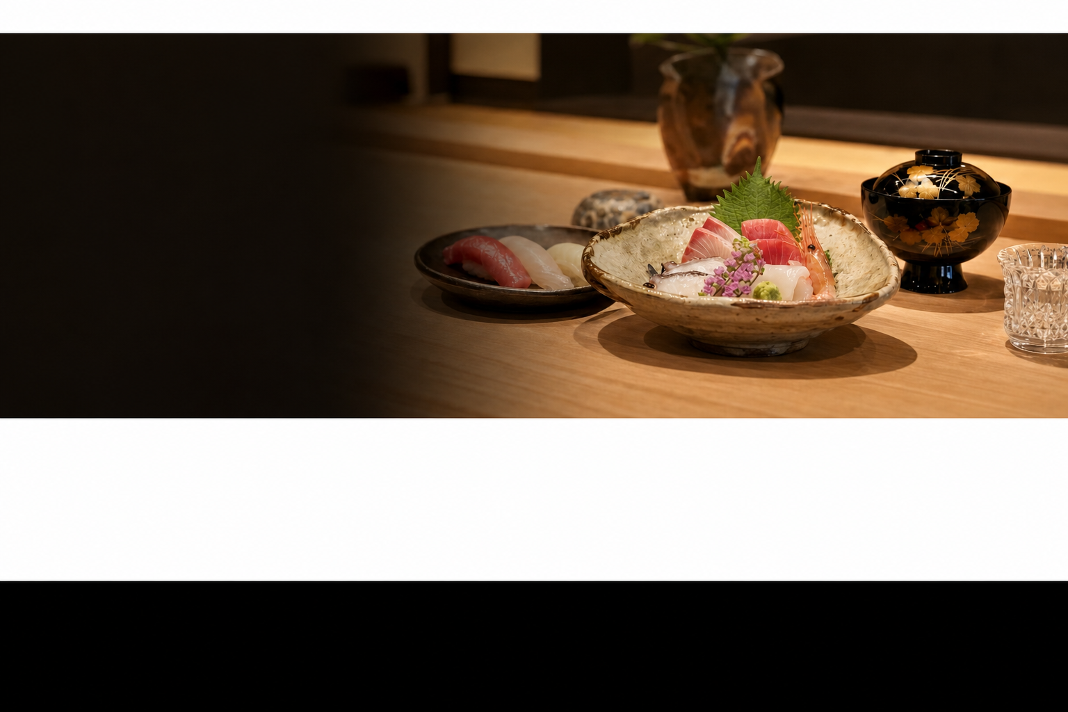 木のカウンターに並ぶ旬の日本料理と寿司