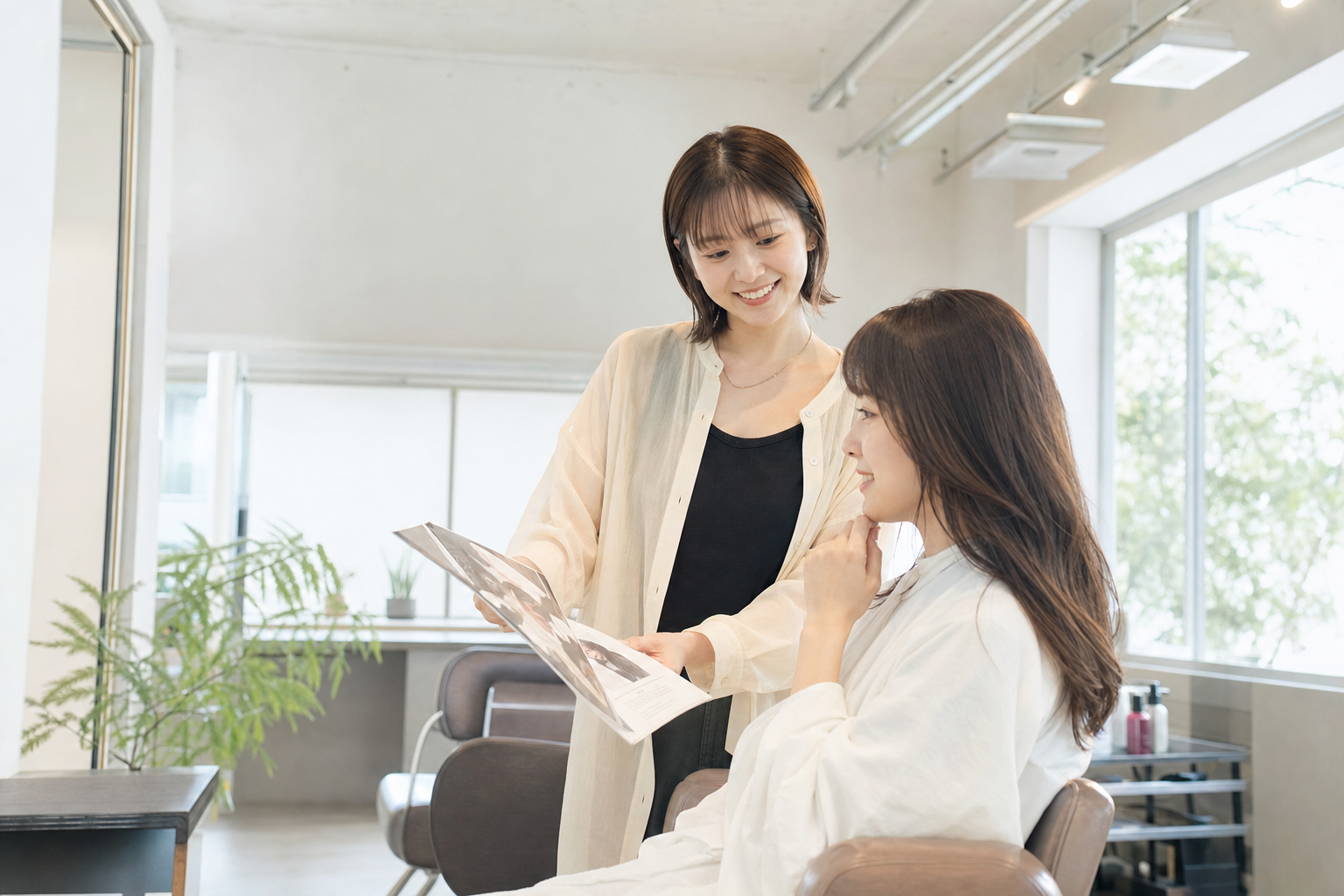 スタイリストがお客様の髪について相談を受けている様子