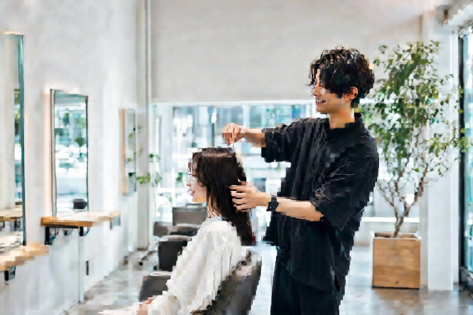 自然光の入るサロンで整えられたヘアスタイル