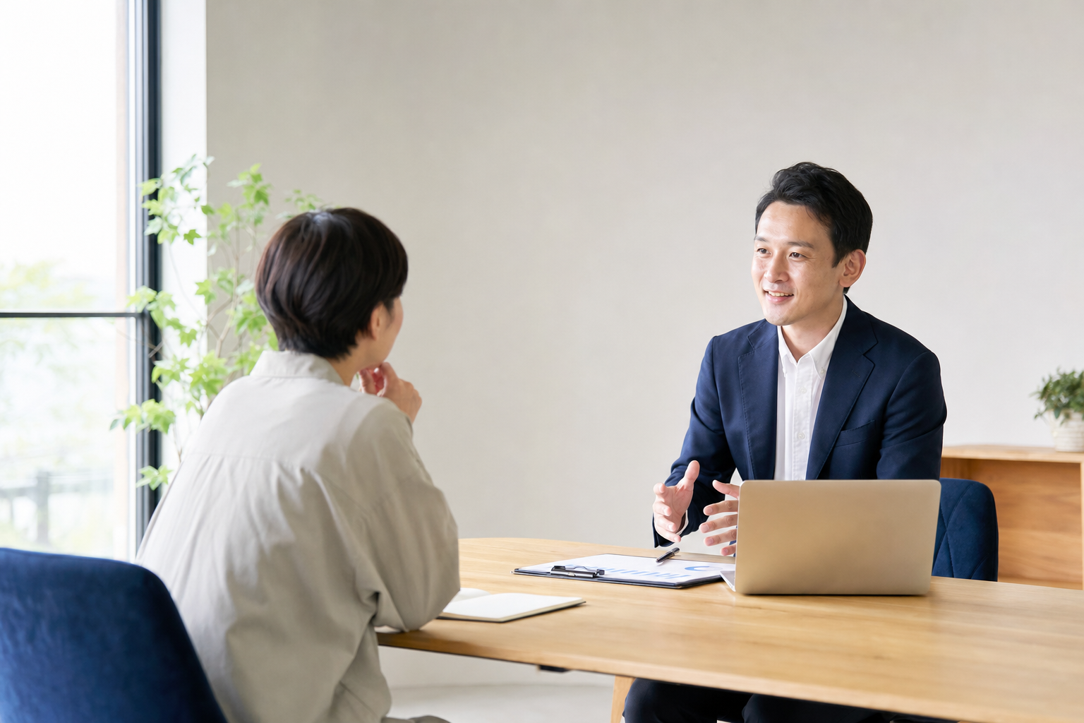 ノートを使いながら相談内容を確認する手元