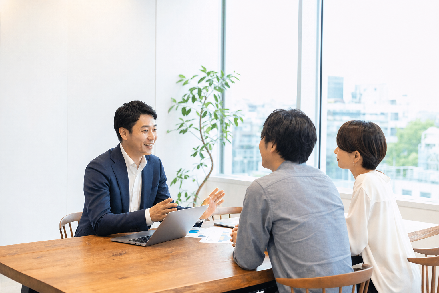 相談内容を確認しながら支援方法を整理する様子