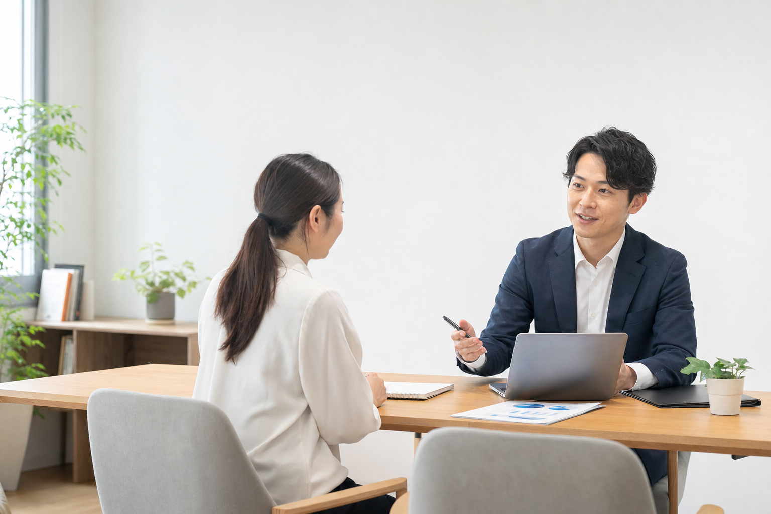 住宅と木々がある所在地周辺を示す地域の風景