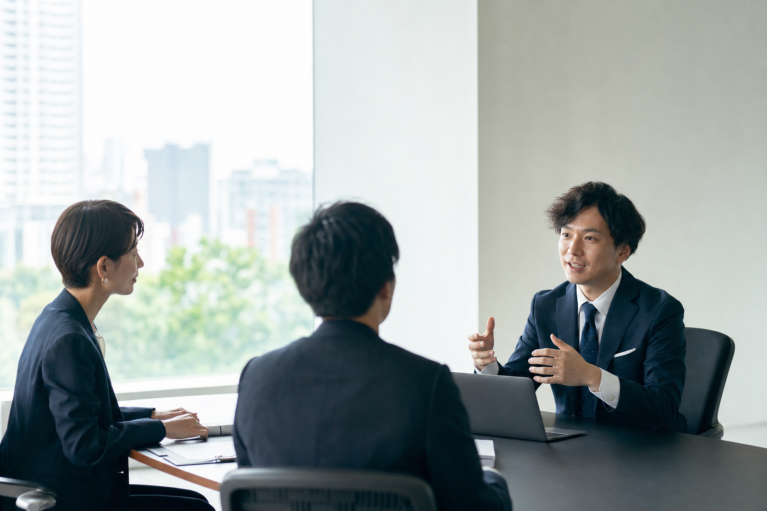 資料を確認しながら行う打ち合わせ