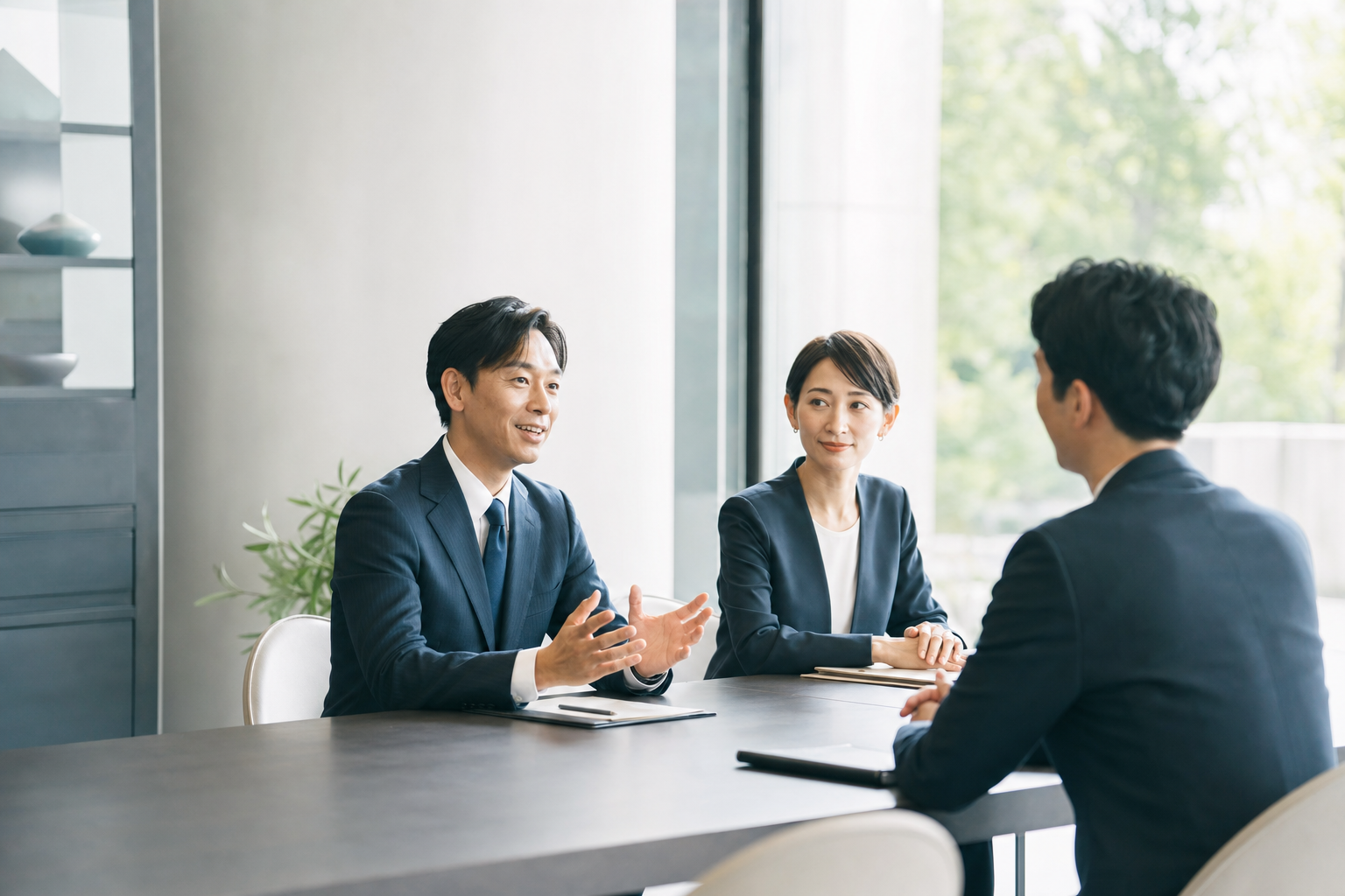 会議机上の資料を複数人で確認するビジネスミーティング
