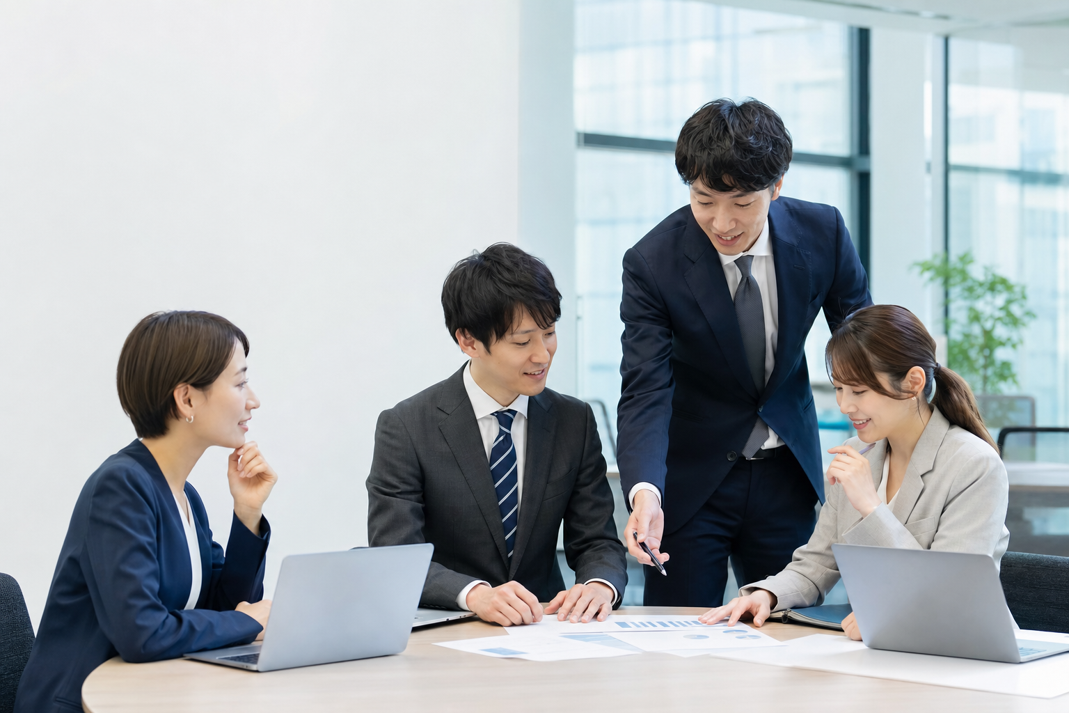 ノートパソコンと書類が置かれた執務机