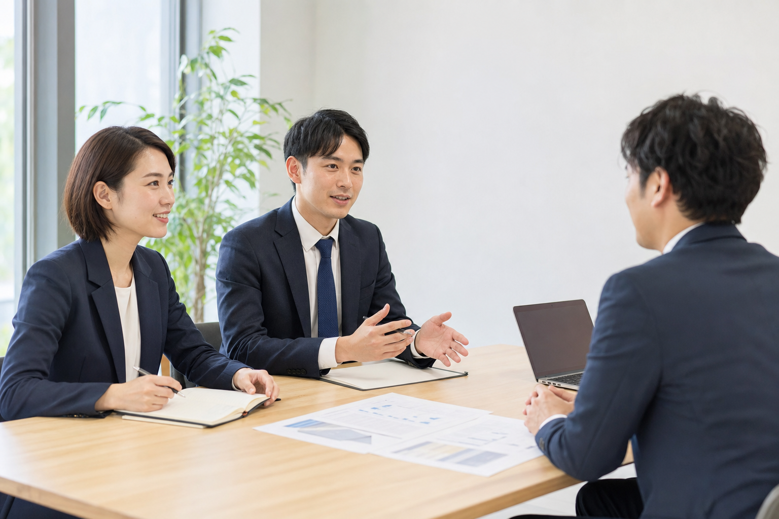 サービス内容を確認するための資料と業務風景