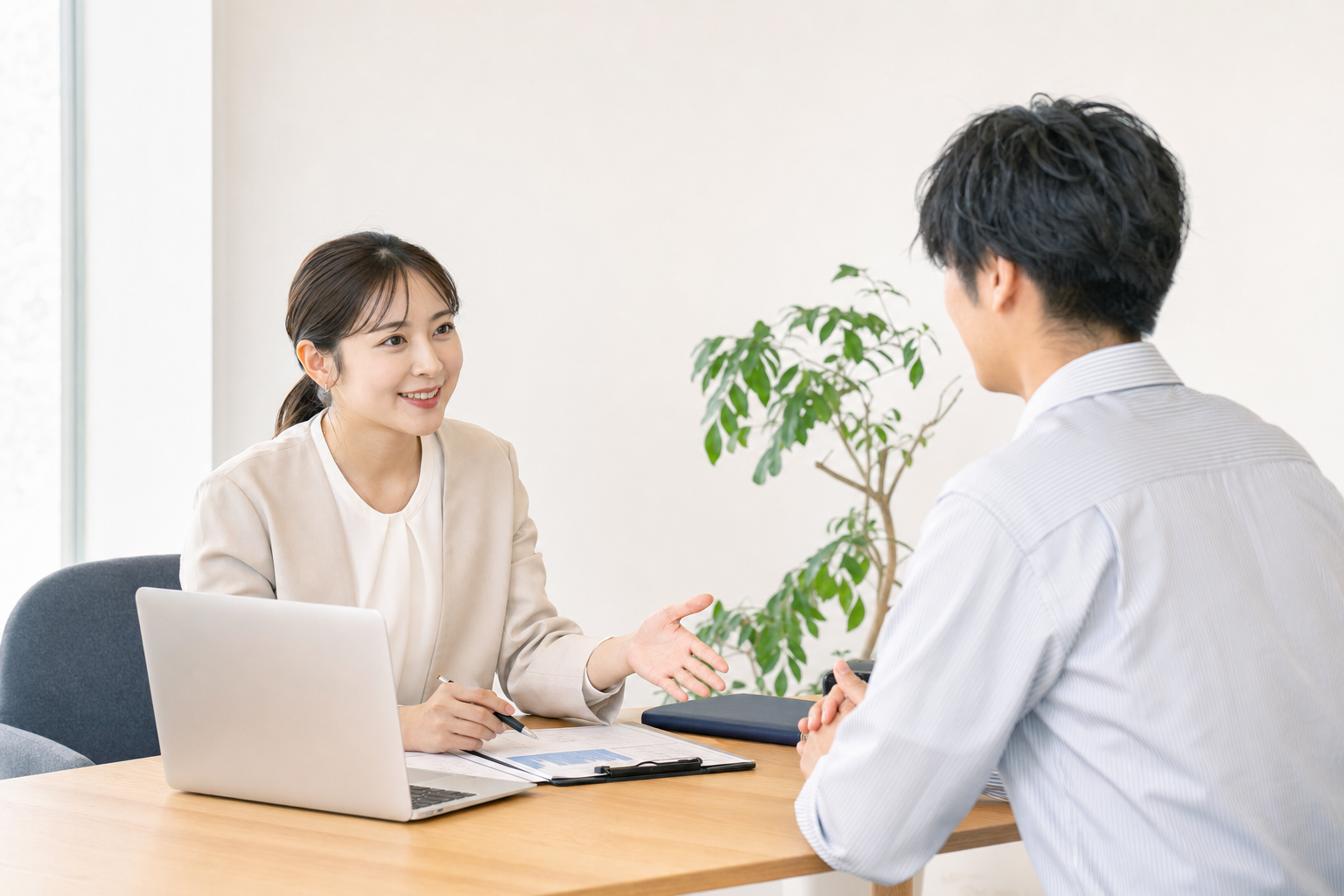 相談者と資料を確認しながら話を整理している様子