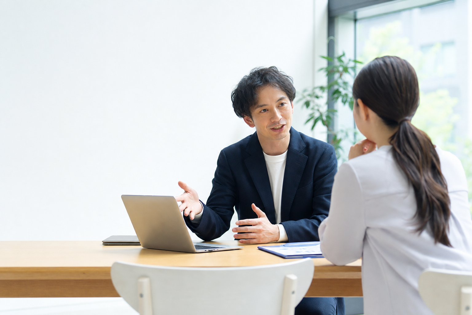 机上の資料を確認しながらサポート内容を整理する様子