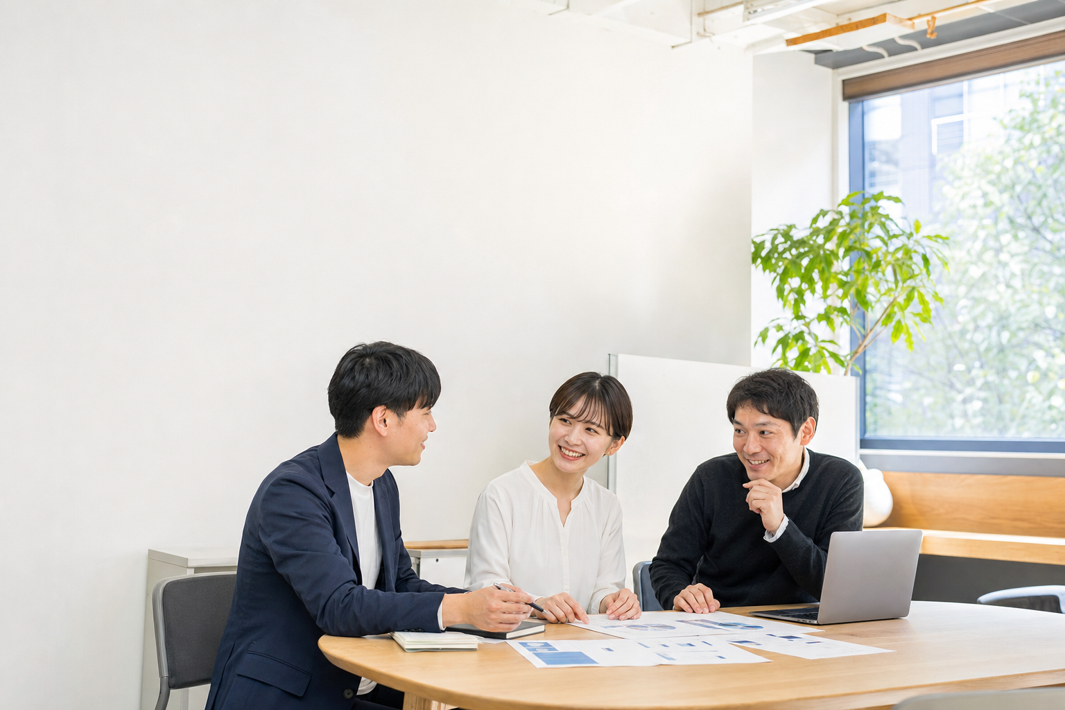 同じ机を囲み、資料を見ながら落ち着いて話す様子