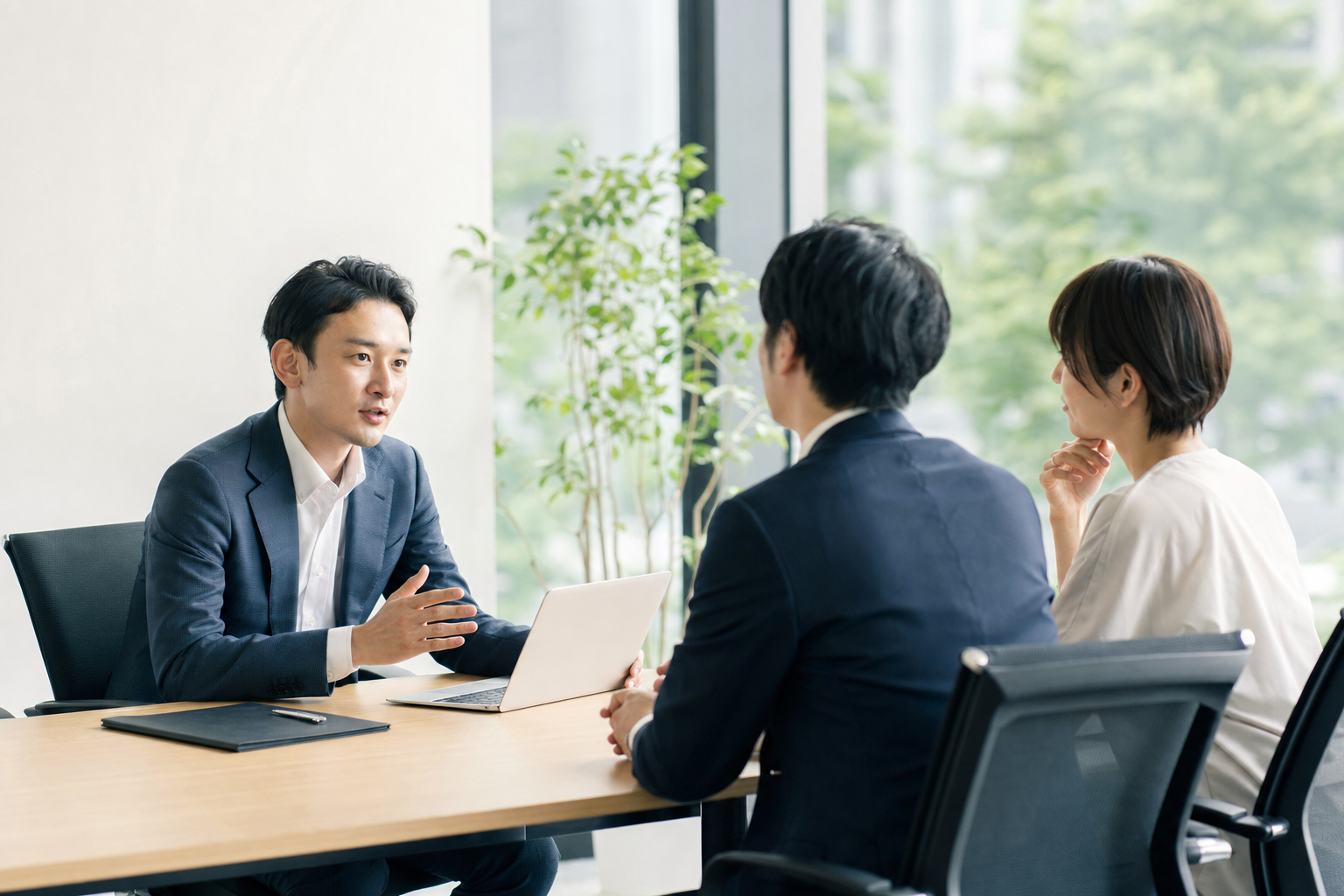 資料とパソコンを使って相談内容を整理している様子
