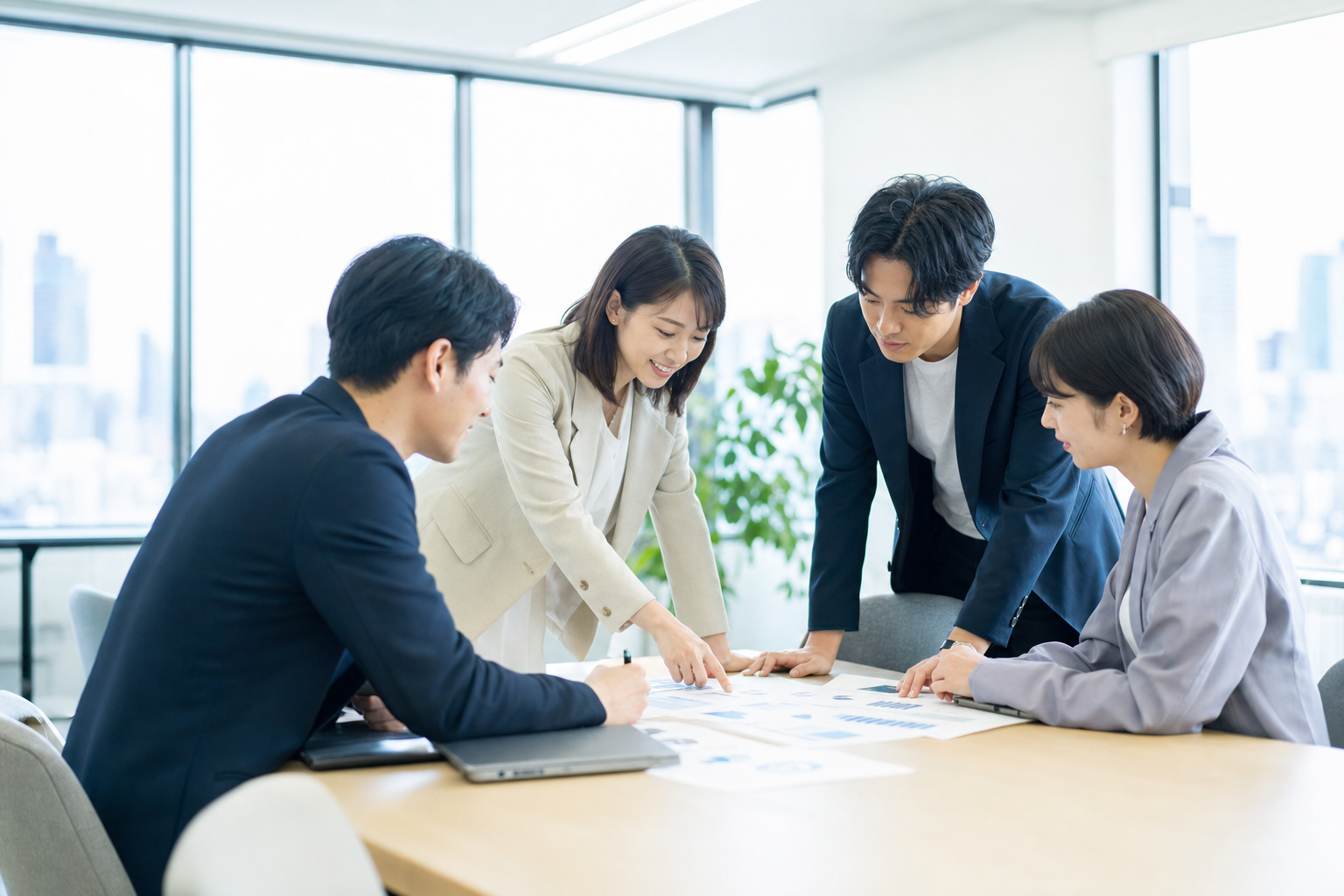 お問い合わせ内容を順序立てて確認する作業の様子