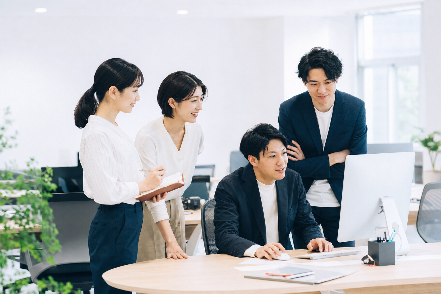 事業に関する情報を確認し合うチームの様子