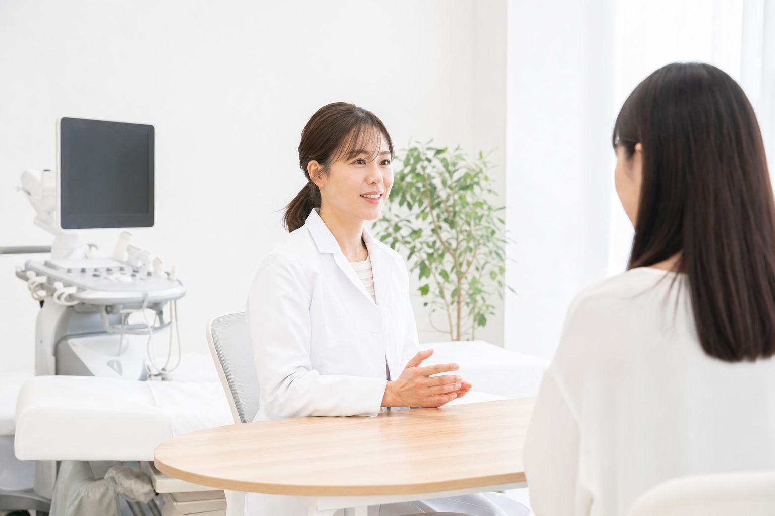 クリニックで案内を行う医療従事者のイメージ