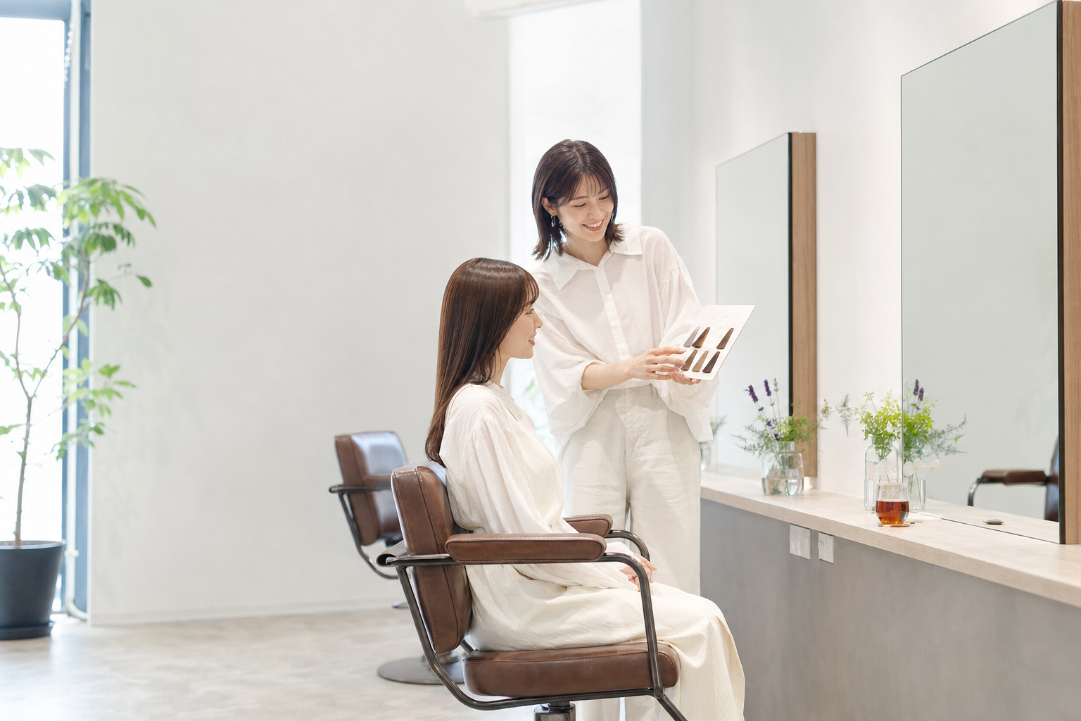 明るいサロンで髪の希望を丁寧に確認している様子