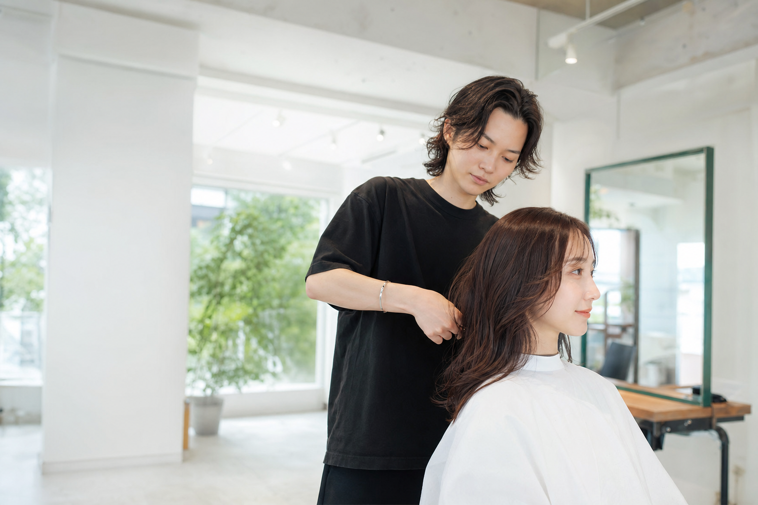 自然光の入るサロンで髪を丁寧に施術している様子