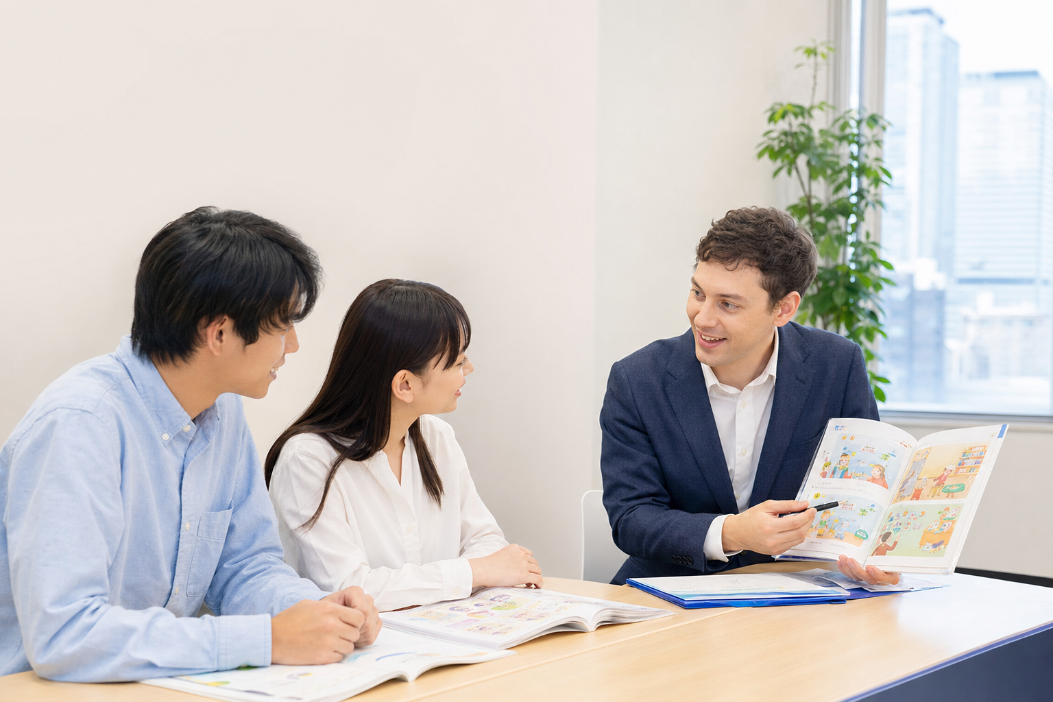 講師と受講者が向き合って話す教室の様子