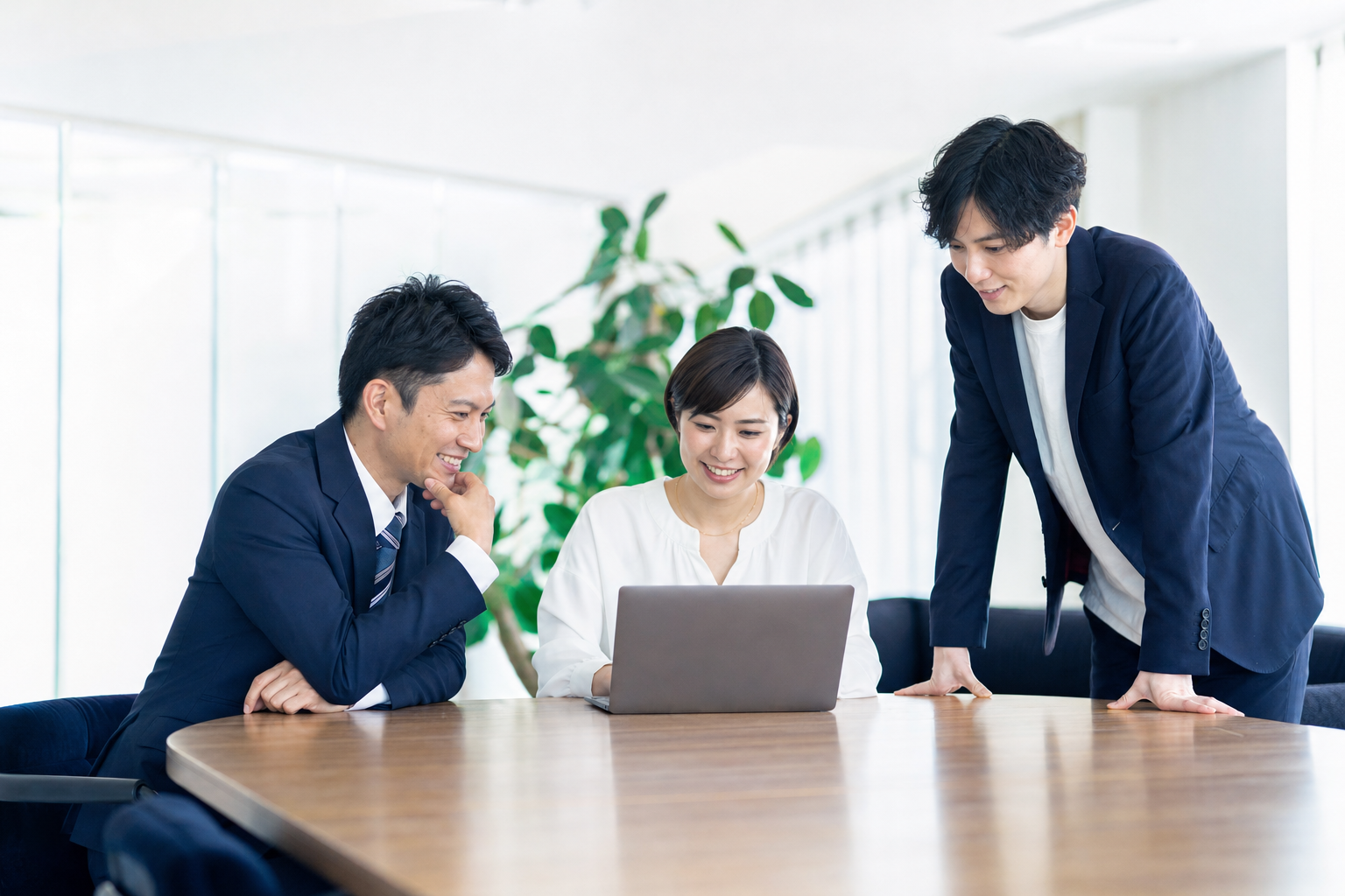 ネット博覧会の展示情報と企画を確認する担当者