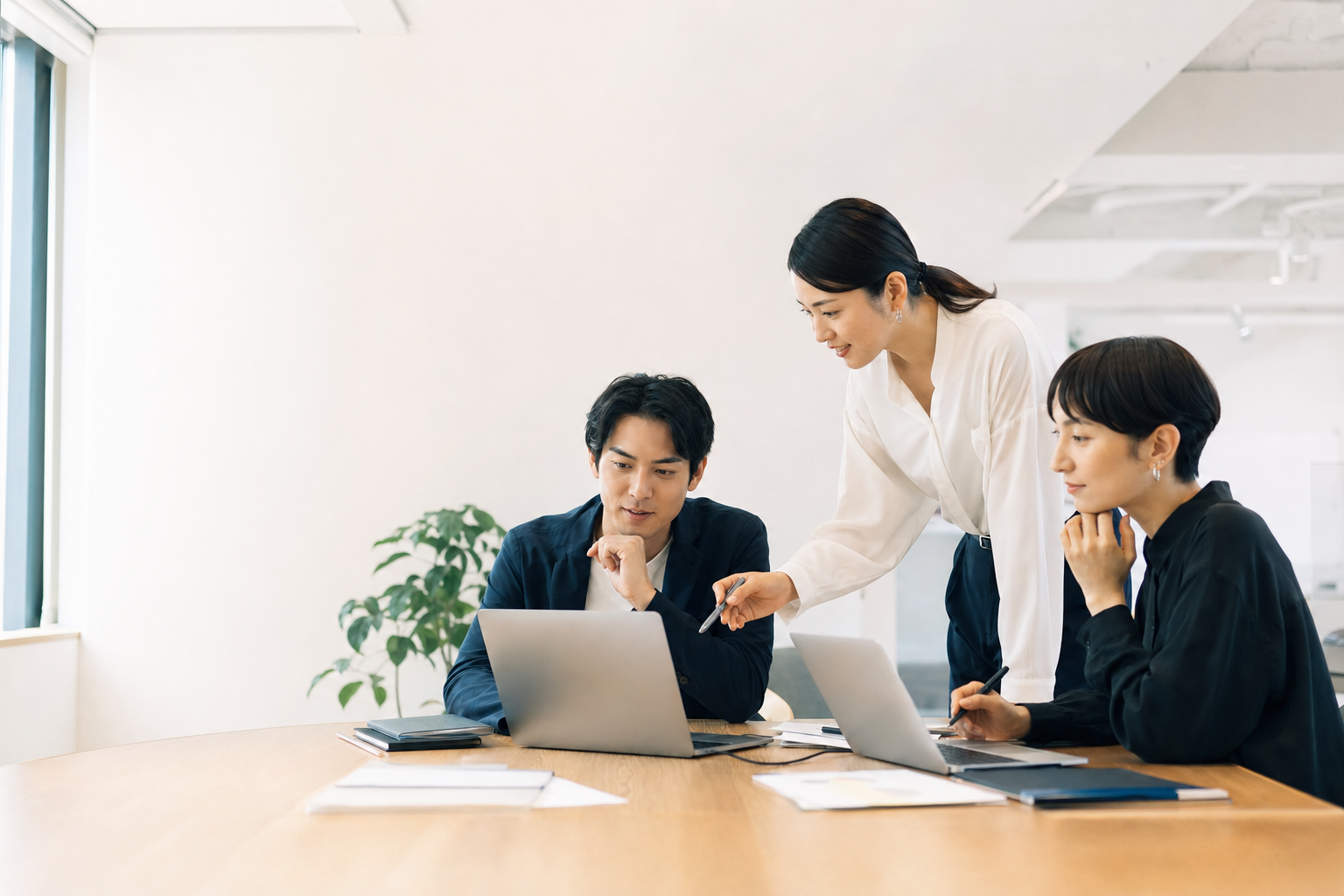 ネット博覧会の企画内容を確認する担当者