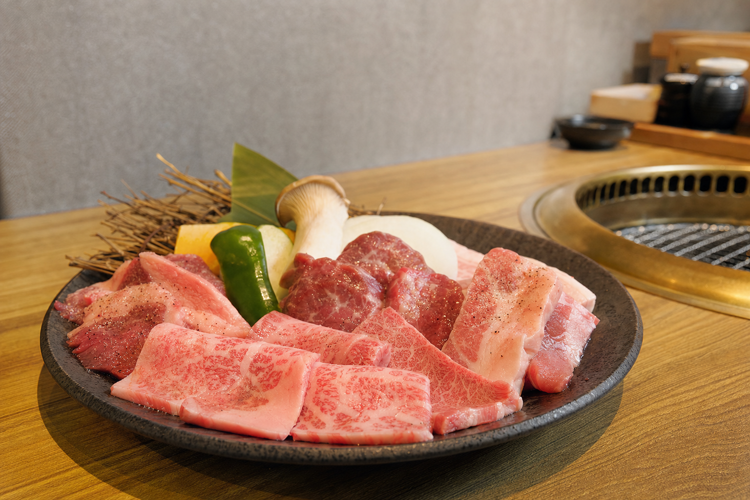 焼き網の上で箸に持ち上げられた肉